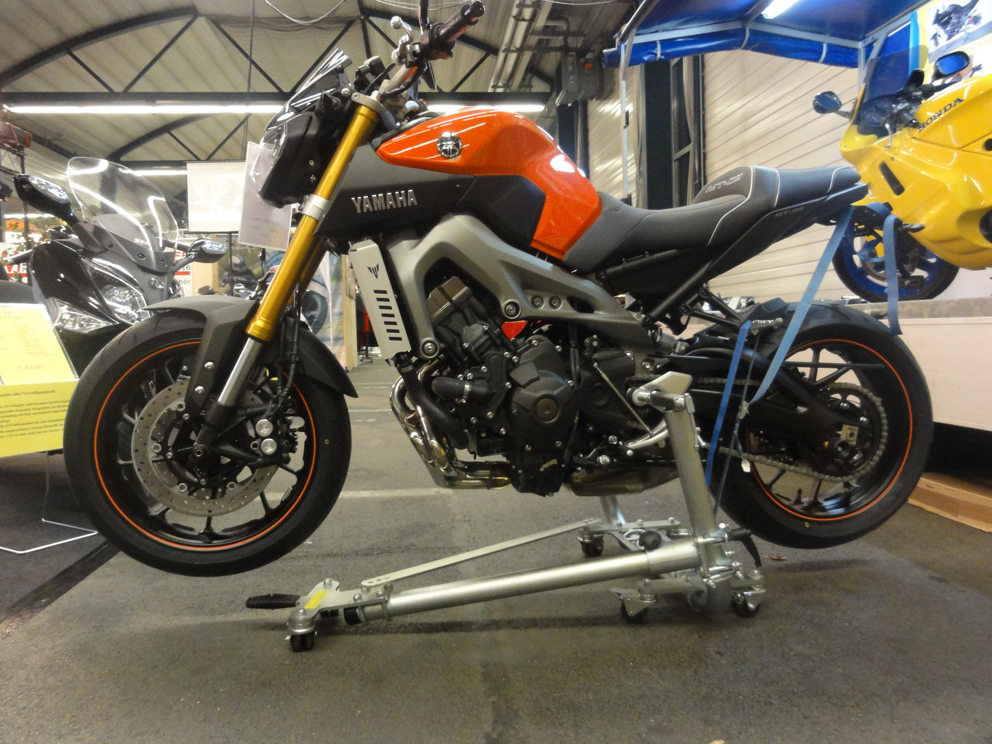 Adapterbuchse Yamaha MT09 u. Tracer, linke Seite für Motorbike-Lifter Sport