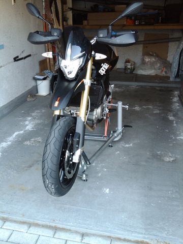 Motorbike-Lifter Sport Beispielfotos Aprilia