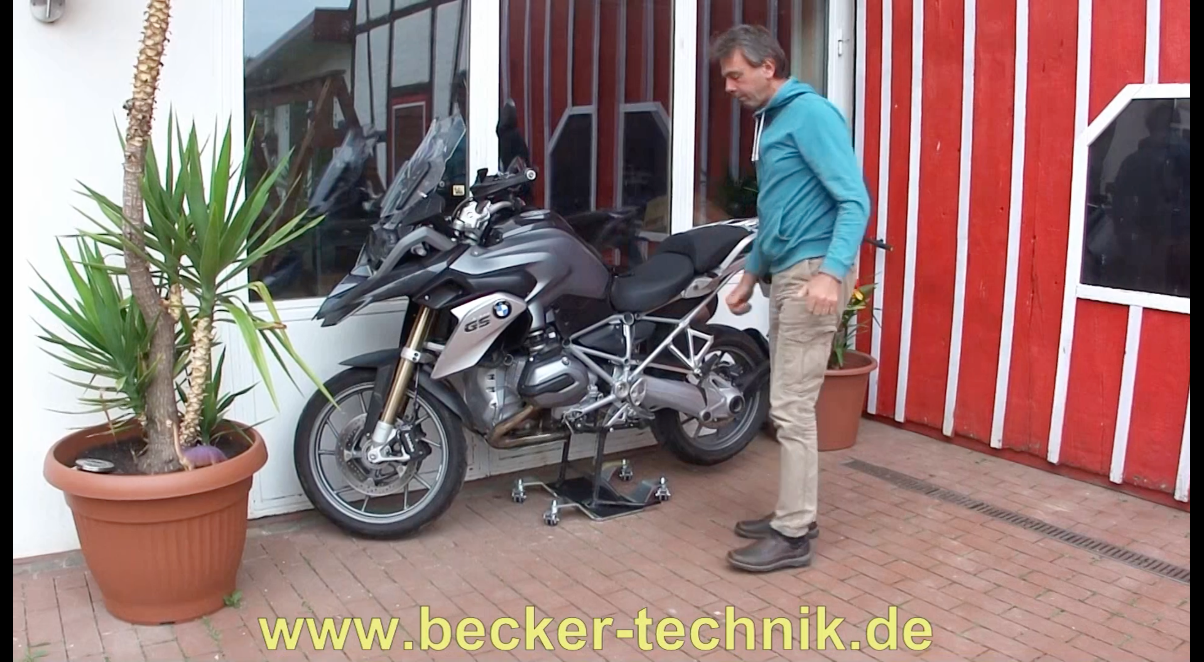 Video laden: Motorrad Rangierhilfe für Hauptständer Rangier As GP320